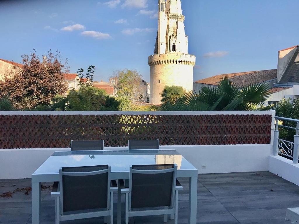 Vue Superbe Sur Tour De La Lanterne T2 Avec Terrasse Remparts 2 Apartment La Rochelle  Bagian luar foto